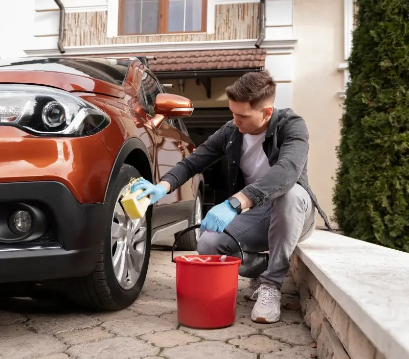 Lavage auto à domicile Esserts-Blay : professionnel intervenant sur un véhicule
